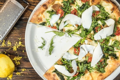 几片蔬菜披萨放在白色的圆盘子里
